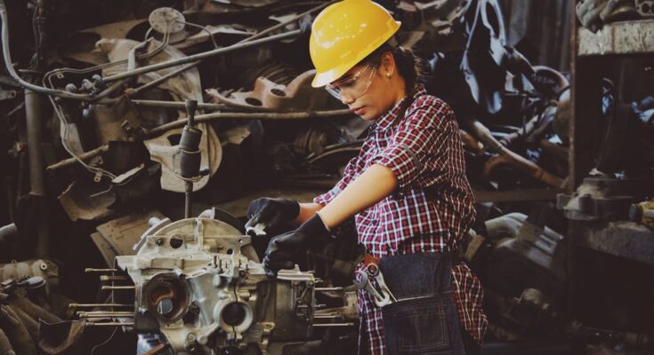 Kobieta korzysta w pracy z nowoczesnej maszyny do cięcia metalu