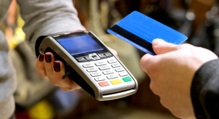 Terminal płatniczy w punkcie usługowym – przyjmowanie płatności kartą